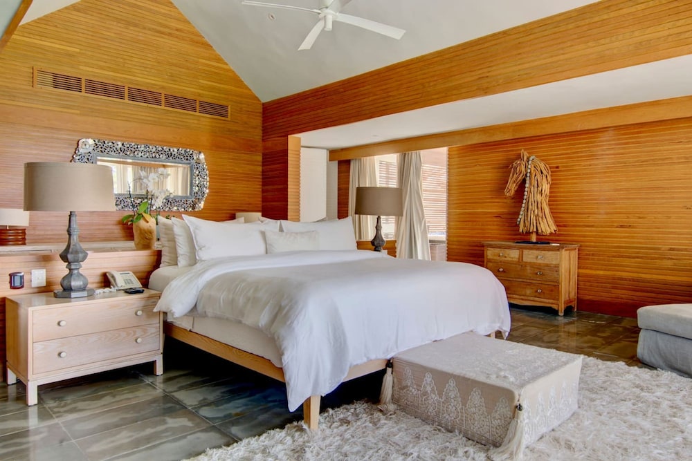 Breathtaking Ocean-view Home w Pool Modern Design