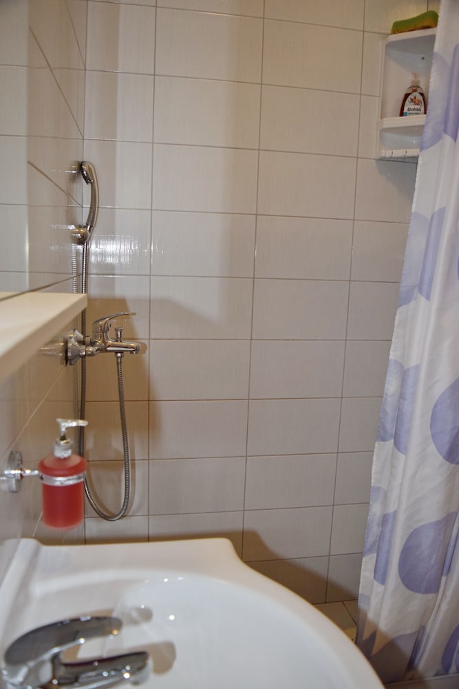 Jele Rooms