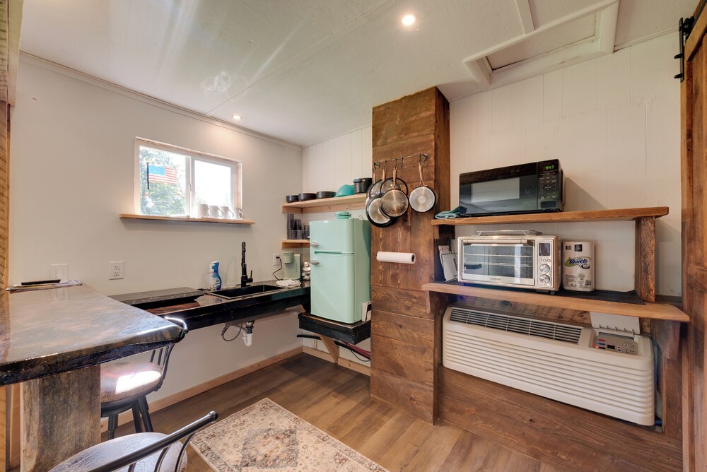 Hillsgrove Creekside Cabin: Close to Hiking