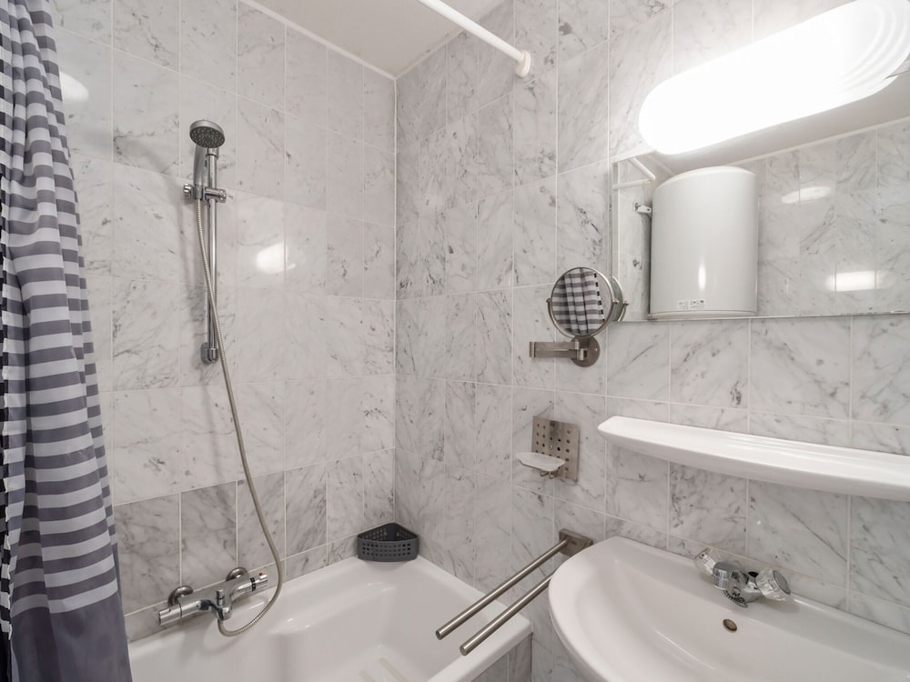One-bedroom Flat With sea Views and Parking