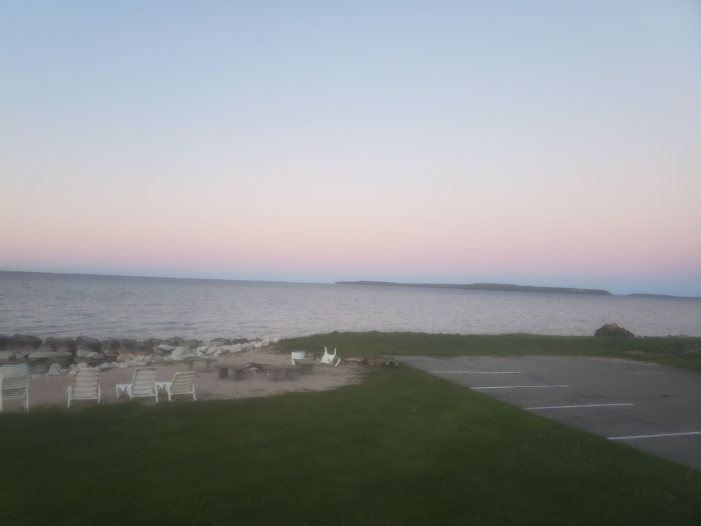 Bayview Lakefront Motel