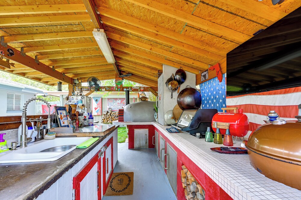 Outdoor Entertainment Area: Clearwater Condo!
