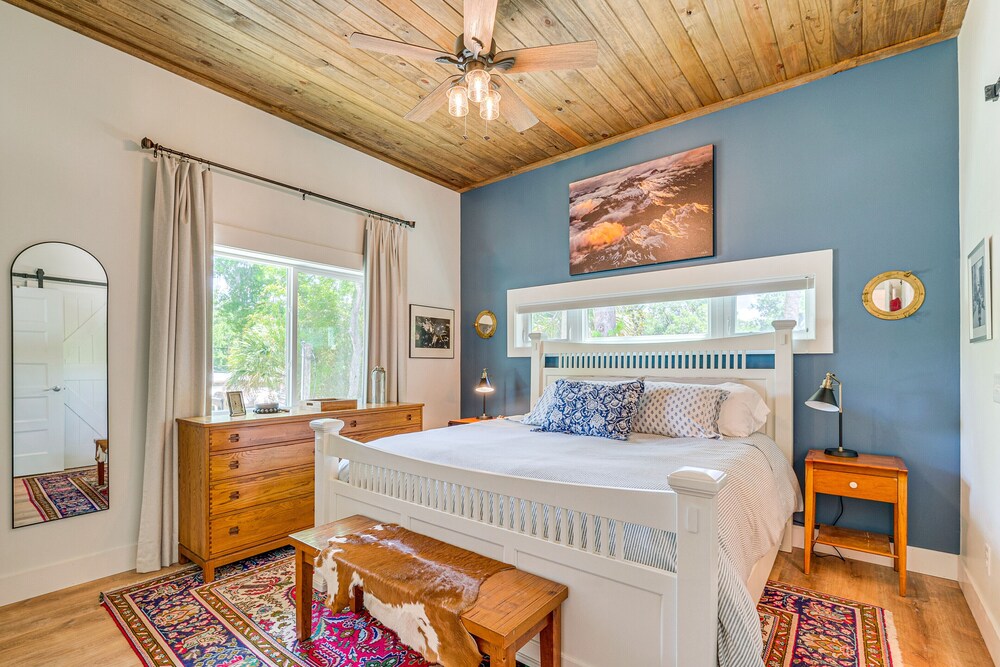 Stilt-style Cottage < 1 Mi to Downtown Yankeetown! view 5