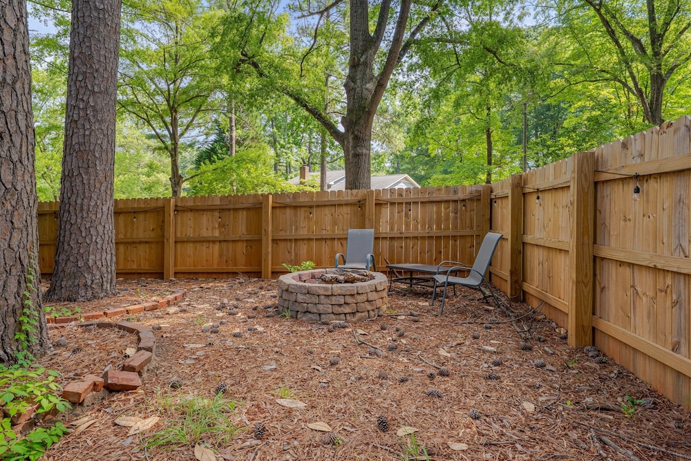 Relaxing Retreat Near North Hills & Downtown 3 Bedroom Home