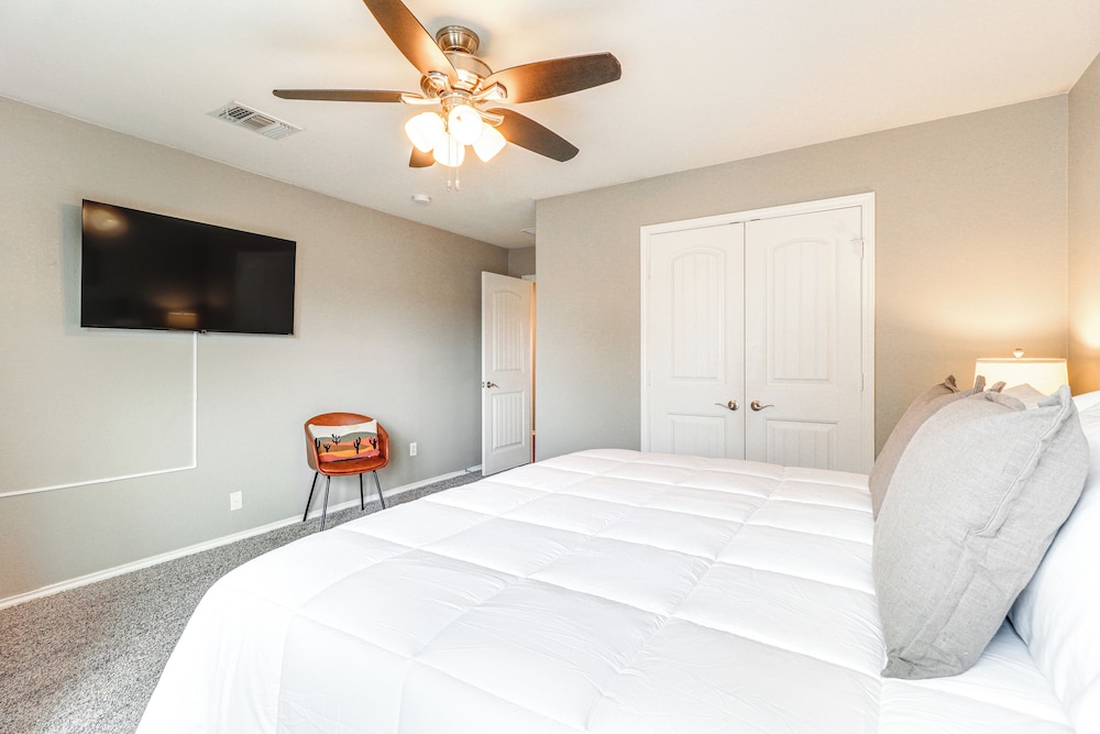 10 Mi to Dtwn Austin: Family Home w/ Communal Pool