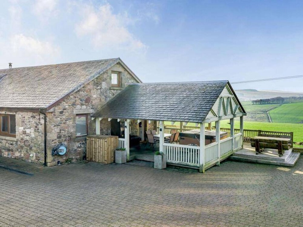 Sleeps 10 - Hot tub - Pool Table - Play Park