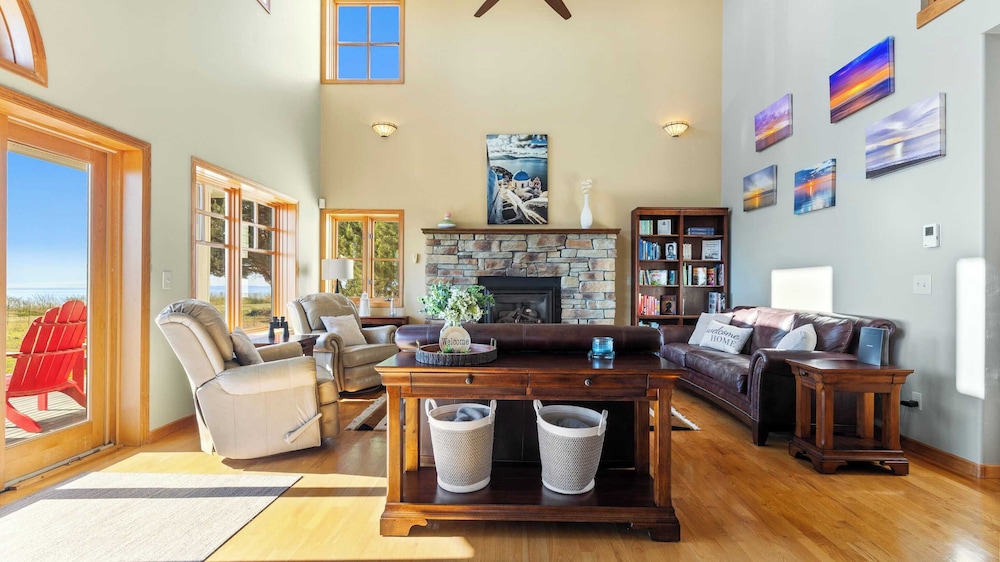 Seacliff Haven Waterfront Luxury, Stunning Views, Hot Tub & Game Room