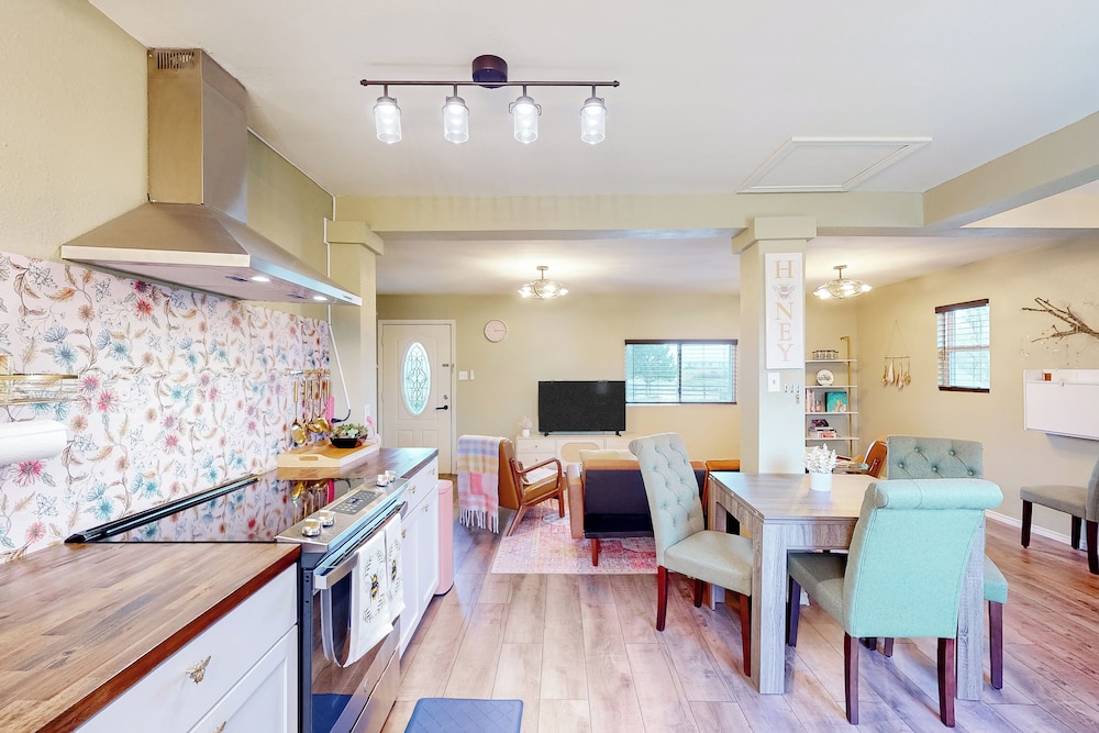 2BR Countryside Charmer w/ Fire Pit & W & D