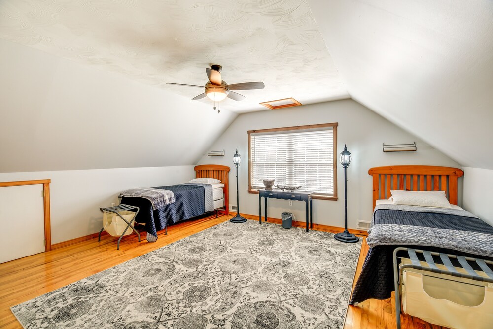 Tranquil Mountain Getaway in Troutdale: Game Room! view 4