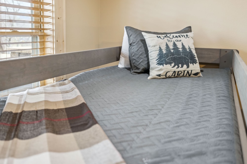 Robeson Hood Lodge 4 Bedroom Home