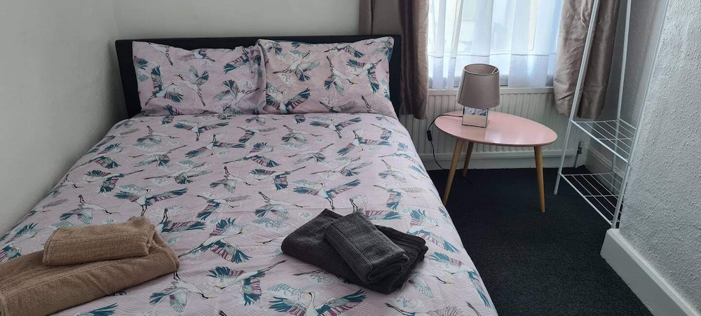 Cosy 2-bed Apartment - Sleeps 4 & Central