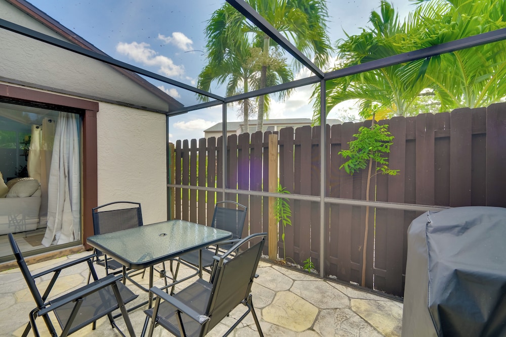 7 Mi to River District & Beach: Fort Myers Retreat