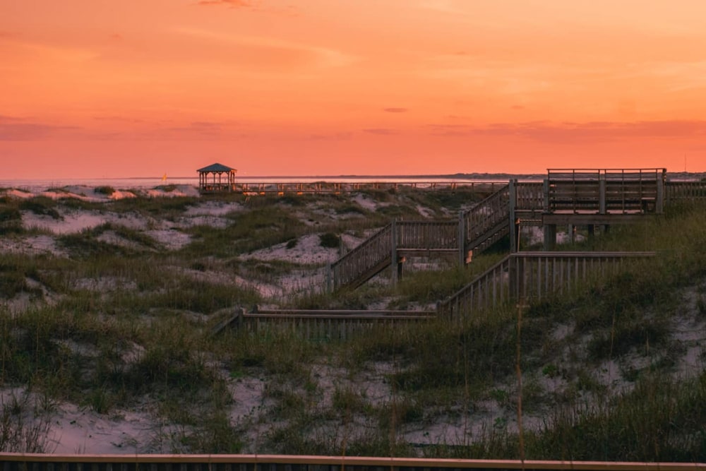 Luxury Beach Condo 5 Min Walk to Beach Shops