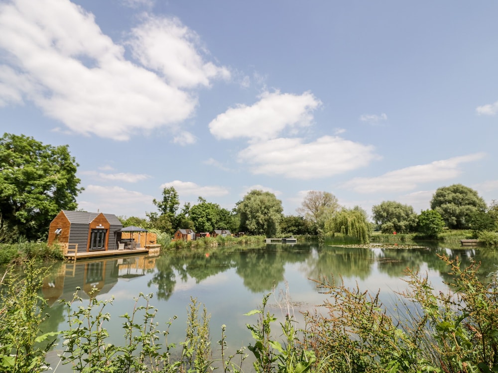 Oak Lodge At Bridge Lake Farm & Fishery