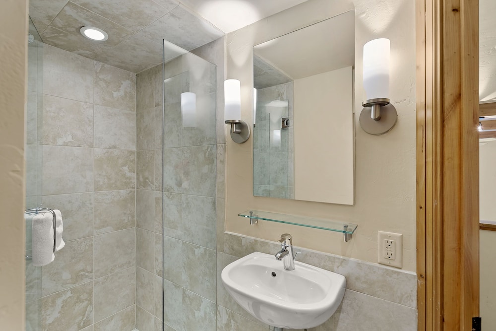 Fifth Avenue Condominiums by Frias