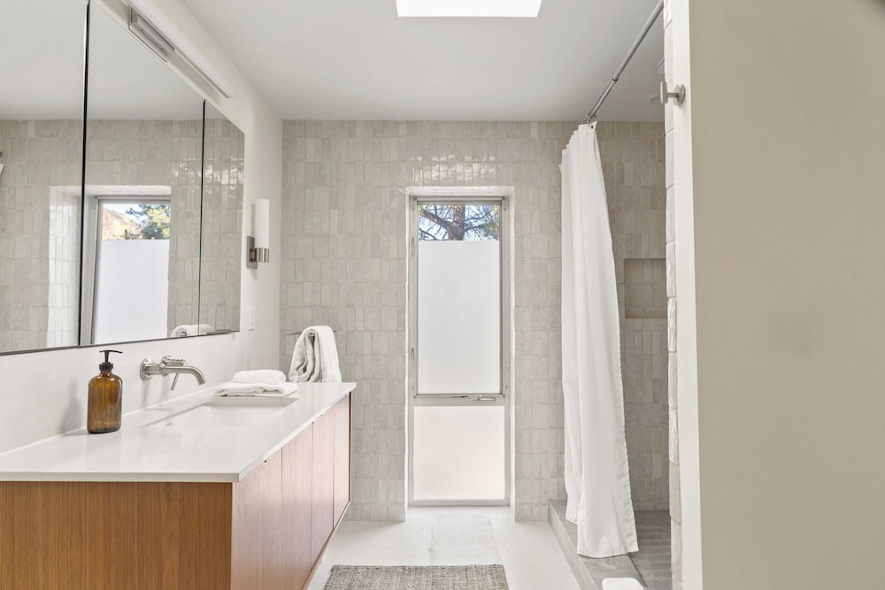 Sleeps 10, Luxe 2 Homes Malibu Hills Retreat Cielo Estate by Avantstay