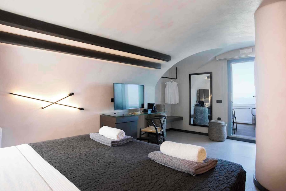 ArmonOia Suites