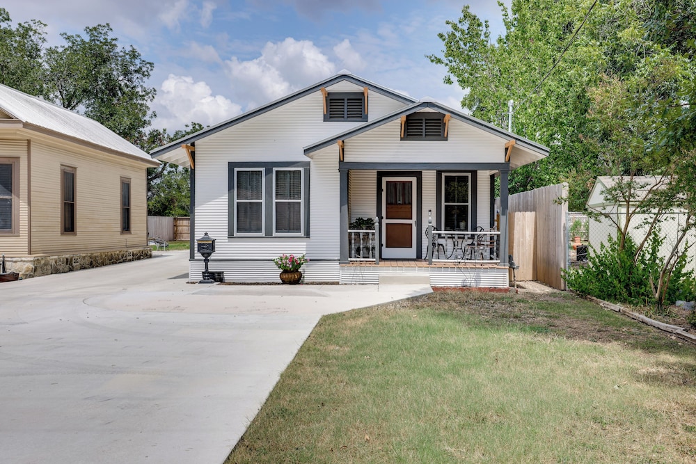1 Mi to Landa Park: New Braunfels Home w/ Patio!