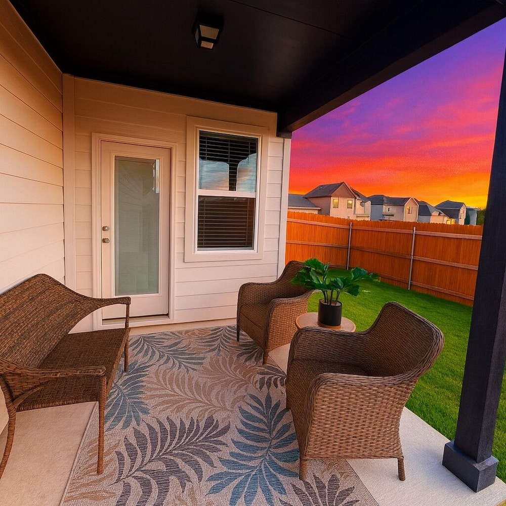 Modern 4BR New Home w Luxury Touches