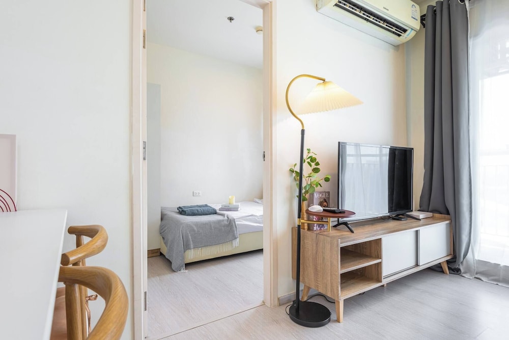 2BR 7 Mins Walk to BTS Bill Included