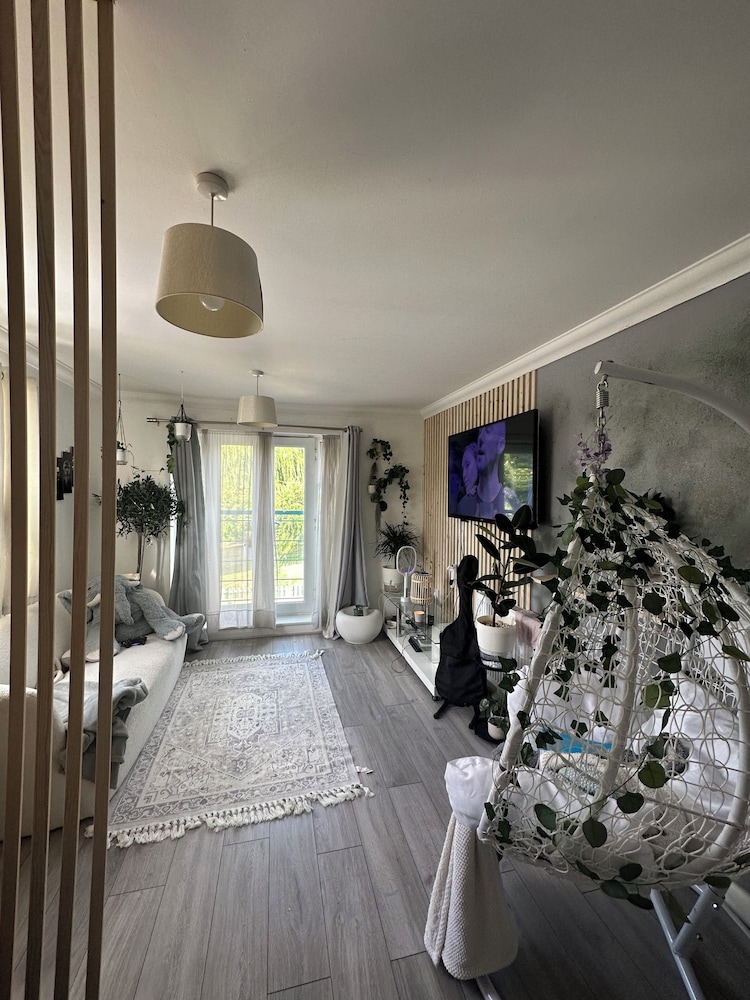 Charming Mi Casa Es Tu Casa 2-bed in Dagenham