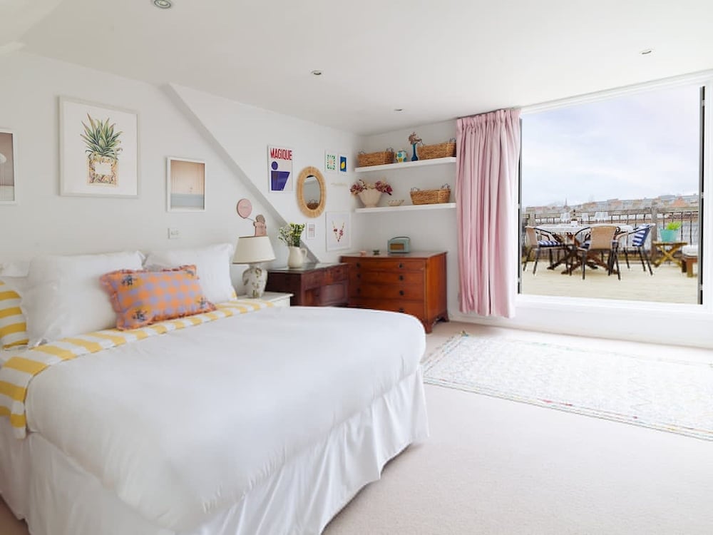 Sunny Roof Terrace Barons Court Sleeps 4-6