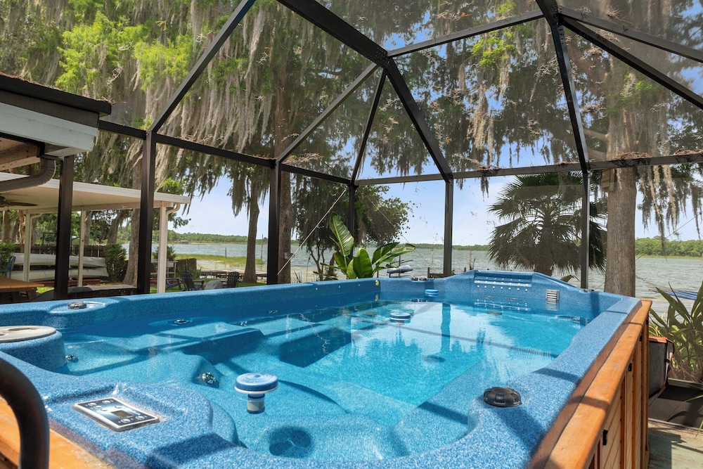 Welcoming Little Blue Lakehouse in Crystal River