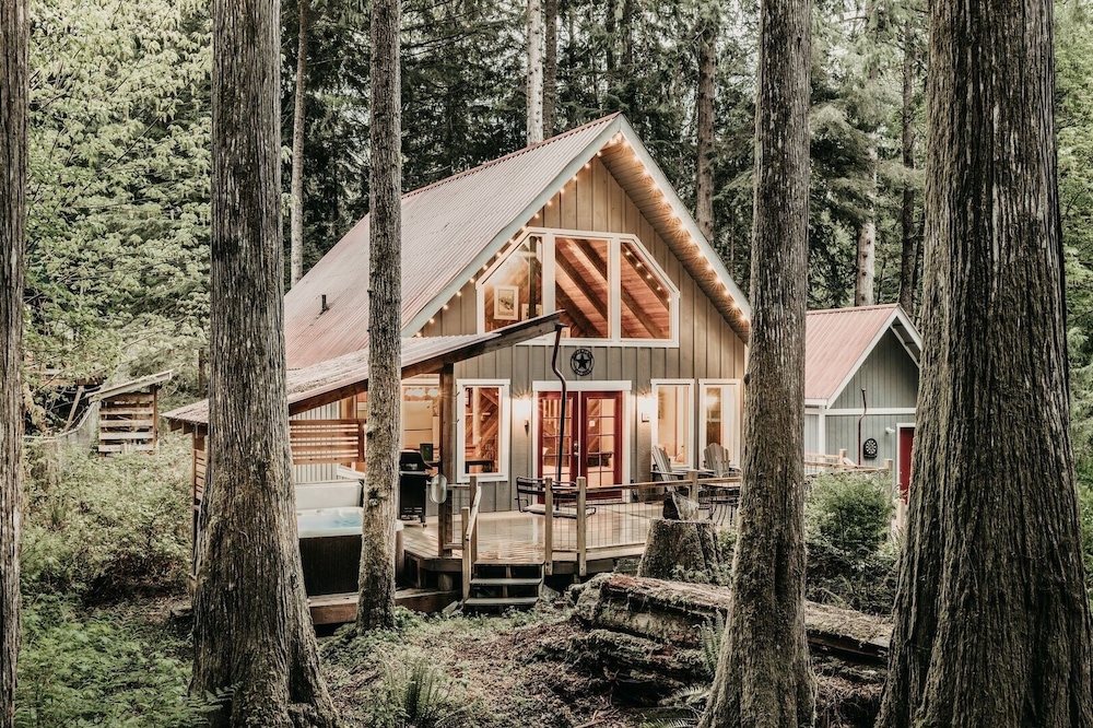 99mbr - Hot Tub - Wifi - Pets Ok - Bbq - Sleeps 6 2 Bedroom Home by RedAwning