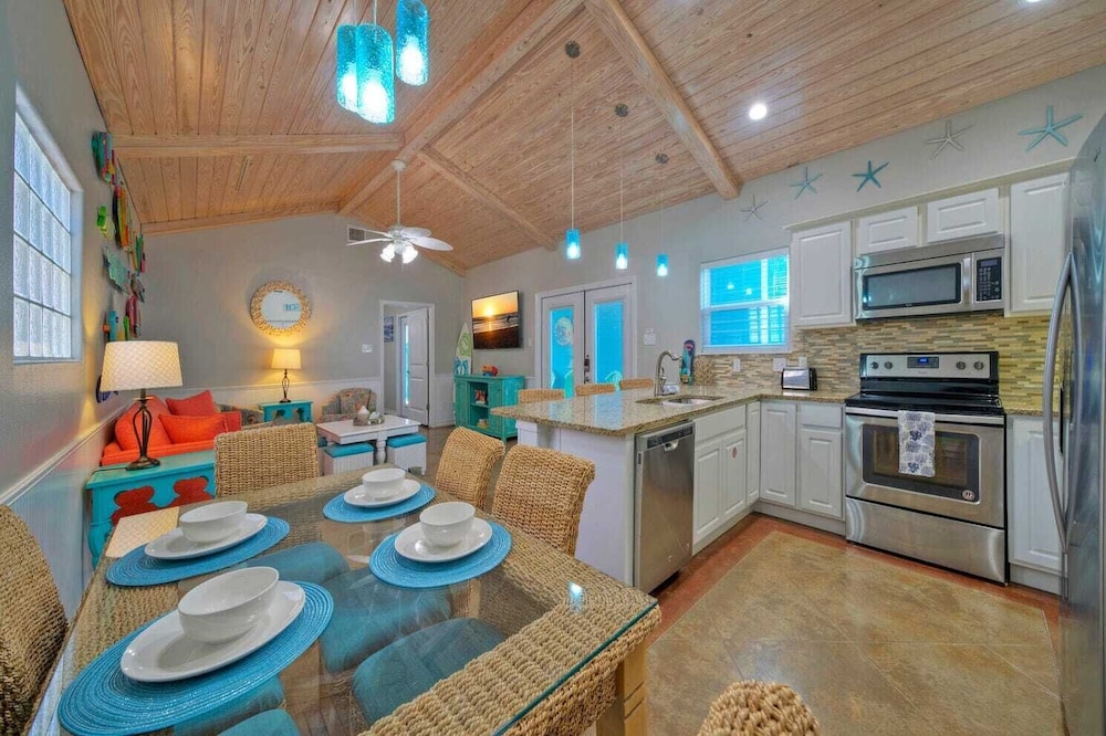 Sleeps 18 2 Beach Homes w/ 2 Pools, Playground, Covered Patios Pirates Bay