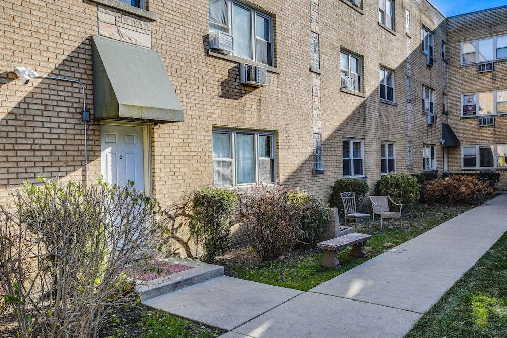 Chicago Vacation Rental Condo: 11 Mi to Downtown view 4