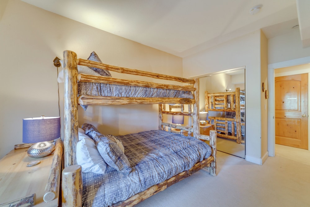 Central Townhome < 1 Mi to The Village at Mammoth!
