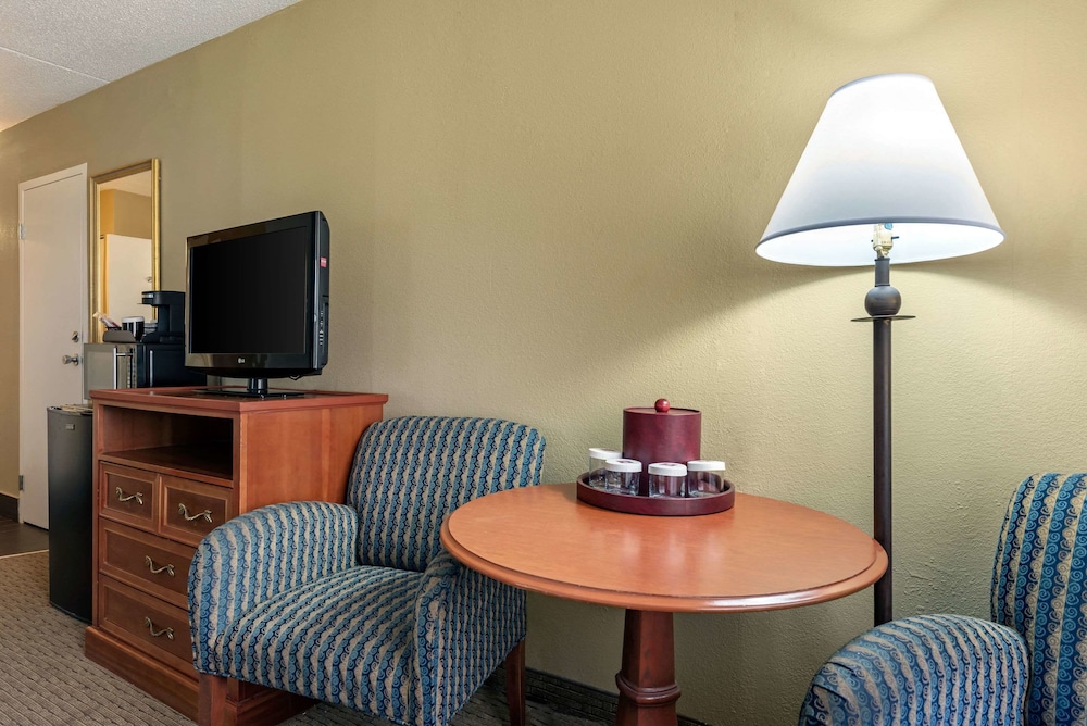 Lexington Vacations - Clarion Hotel Conference Center - North - Property Image 48