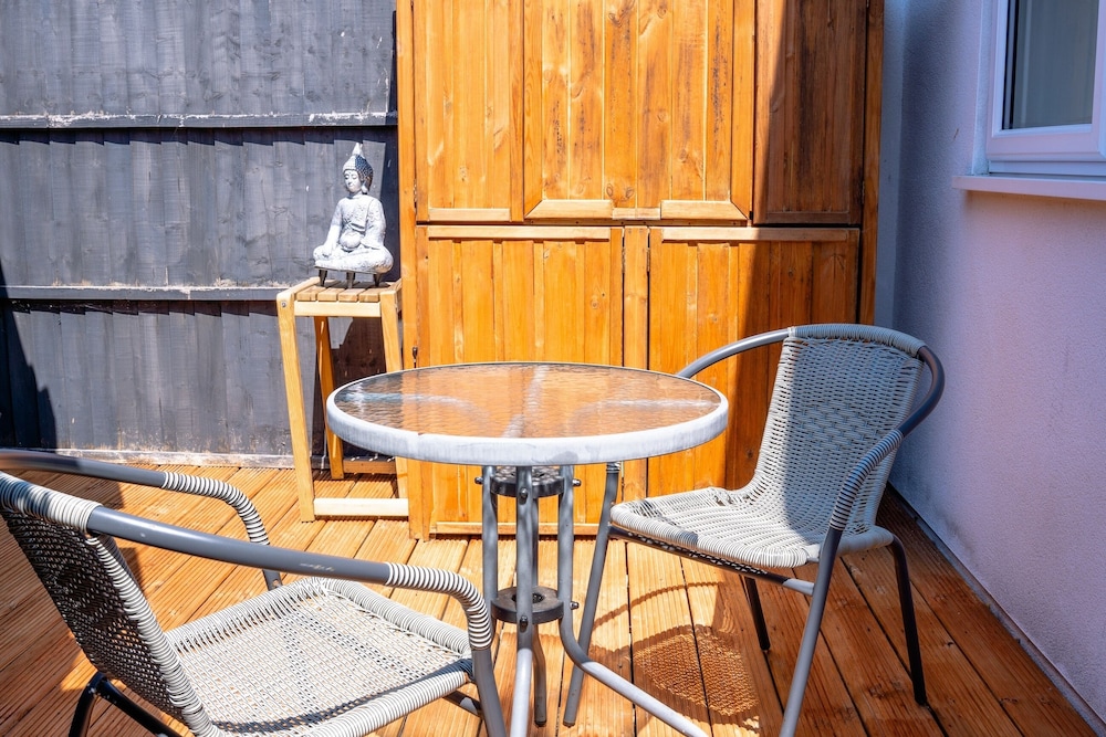 Cleave House - Stylish & Chic 3 Bed House Mins From Central London