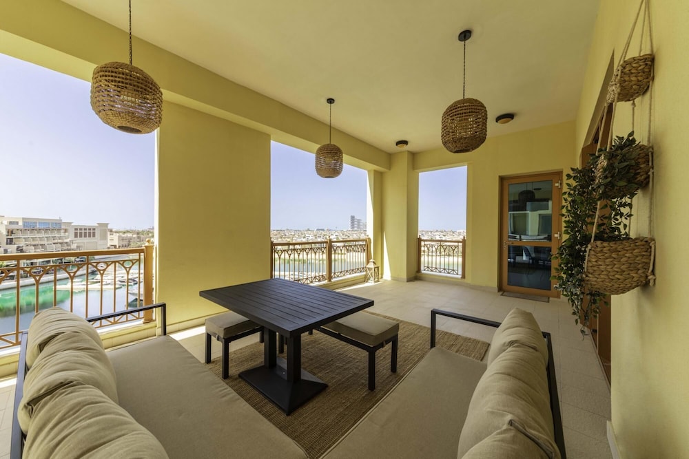 Exclusive Apt w Seafront Views Over Palm Jumeirah