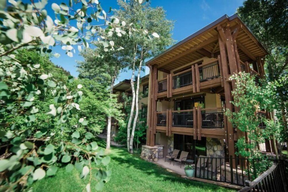 Downtown Aspen 2 Bedroom Near Lift 1A w/ Pool & hot Tub!