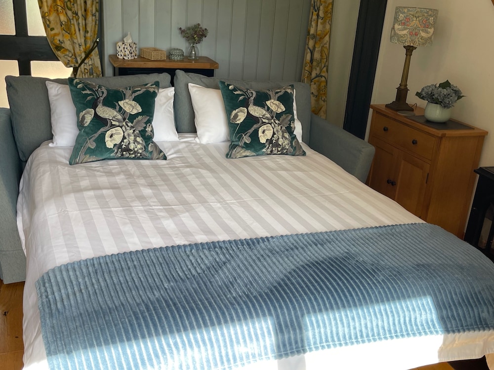 The Tack Room Cottage - Sleeps 4, Garden & Parking