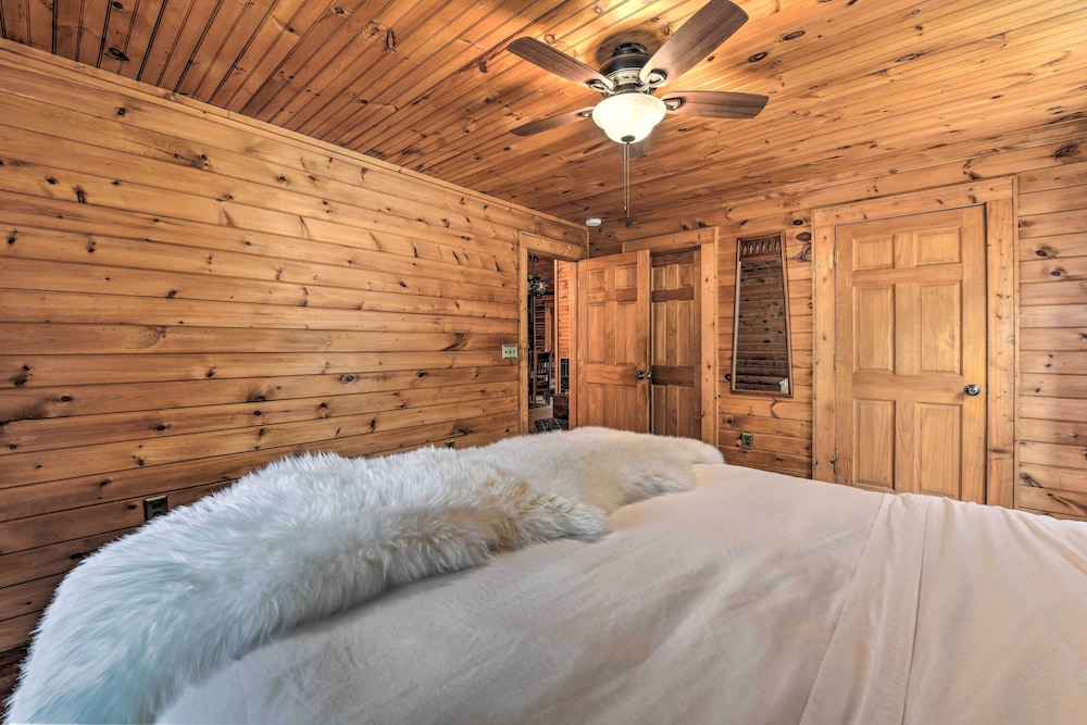 Cozy Blue Ridge Mountain Cabin on 18 Acre Lot view 3