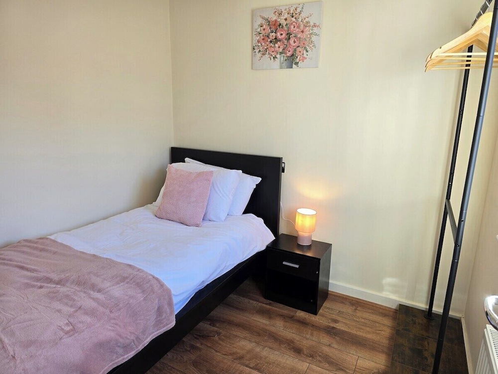 Bright 4-bed Swansea Getaway With Parking