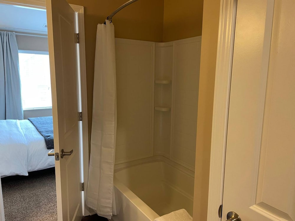 Cozy Dublin Penthouse 2BR W D Wifi