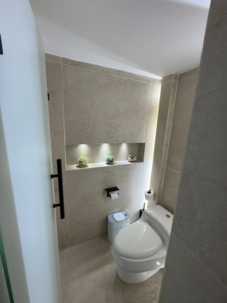 Stylish 1BR Getaway, Jacuzzi, Fireplace, Gym and AC