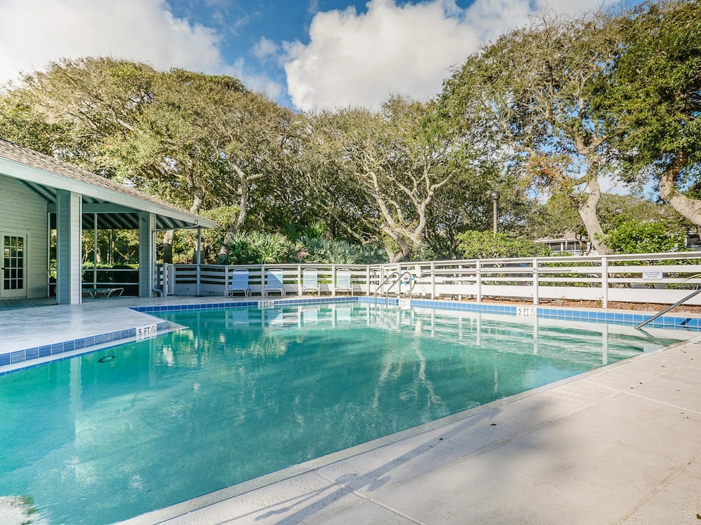 Tastefully Decorated Sea Woods Veranda Close to Pool Fitness Room Sv162 view 4