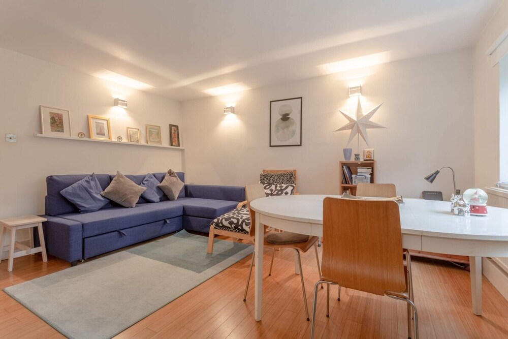 Well Located 2 Bedroom 1 Bath in Elephant & Castle