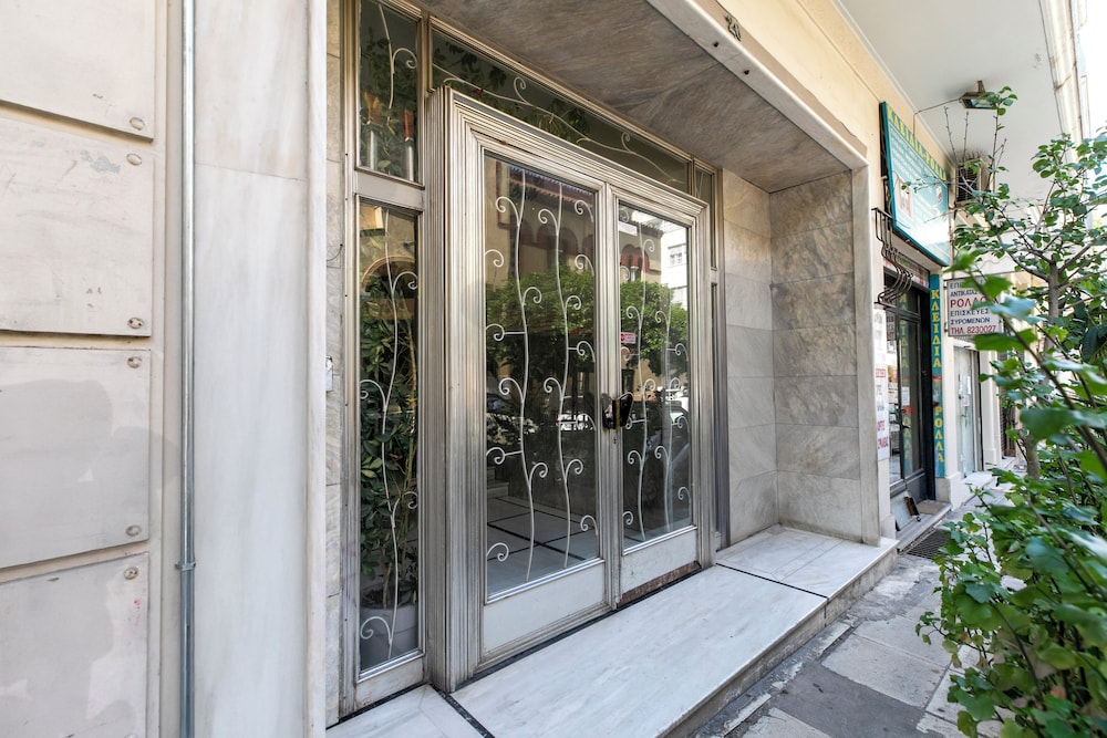 Attica - Captivating 2-Bedroom Apt & Balcony in Athens