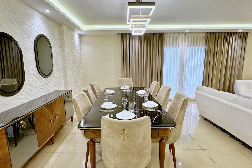 Calm & Classy 2BR - 5 min to Airport