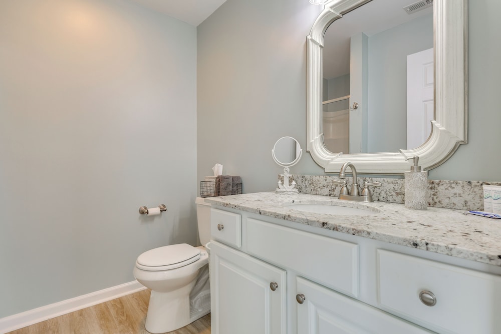 Walk to Shore: Multi-deck Townhome in Kure Beach!