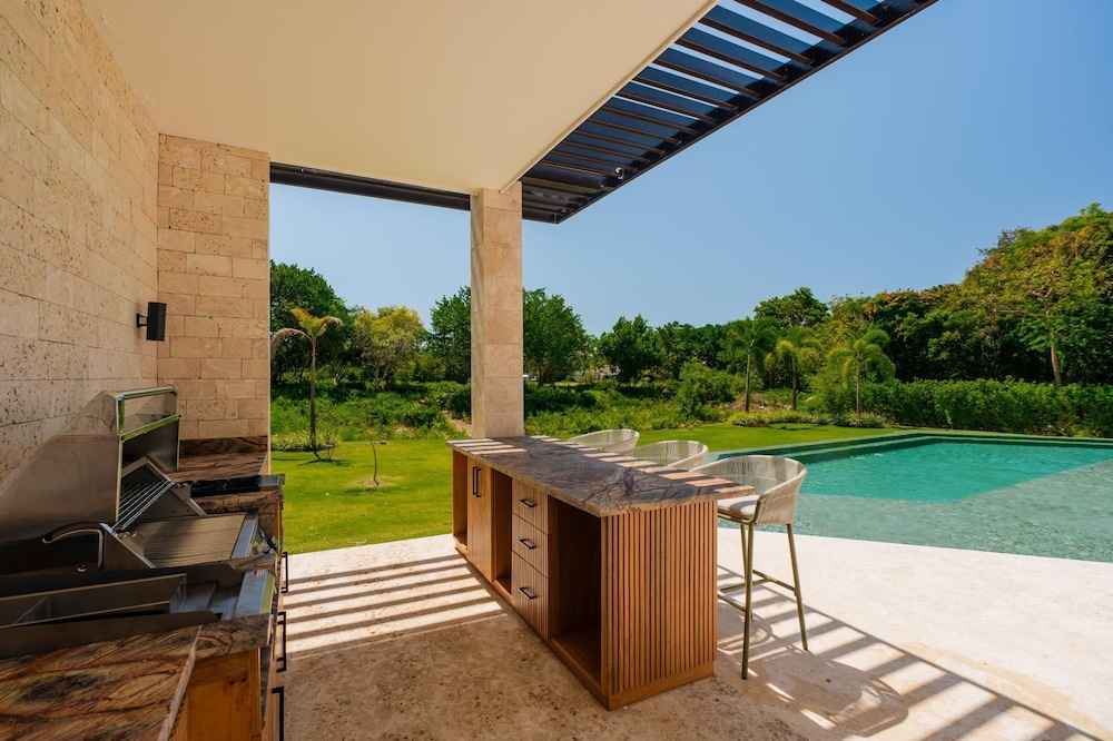 Modern 6 BDR Golf Front Villa in Luxury Beach Resort w Pool and Heated Jacuzziz