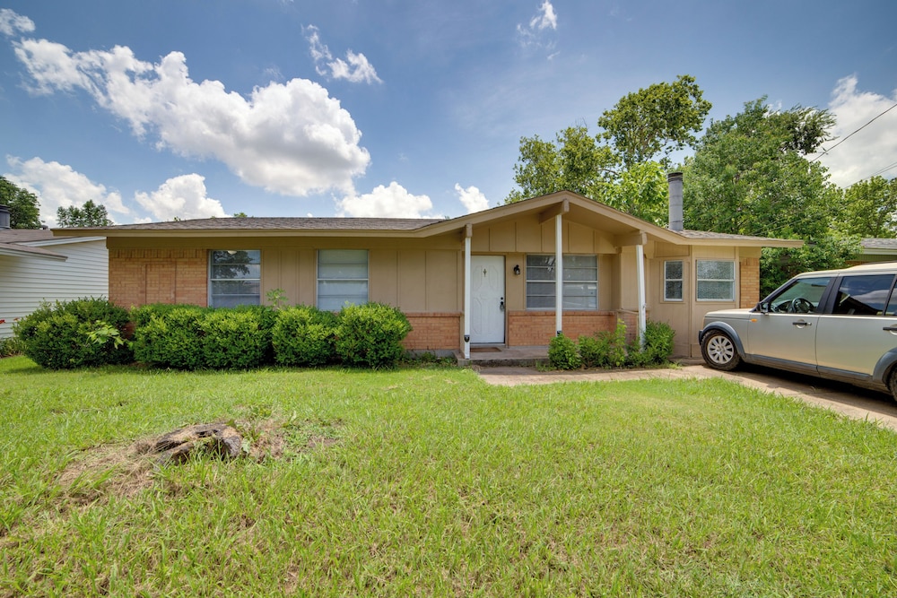 Pet-friendly Sachse Home: Large Fenced Yard