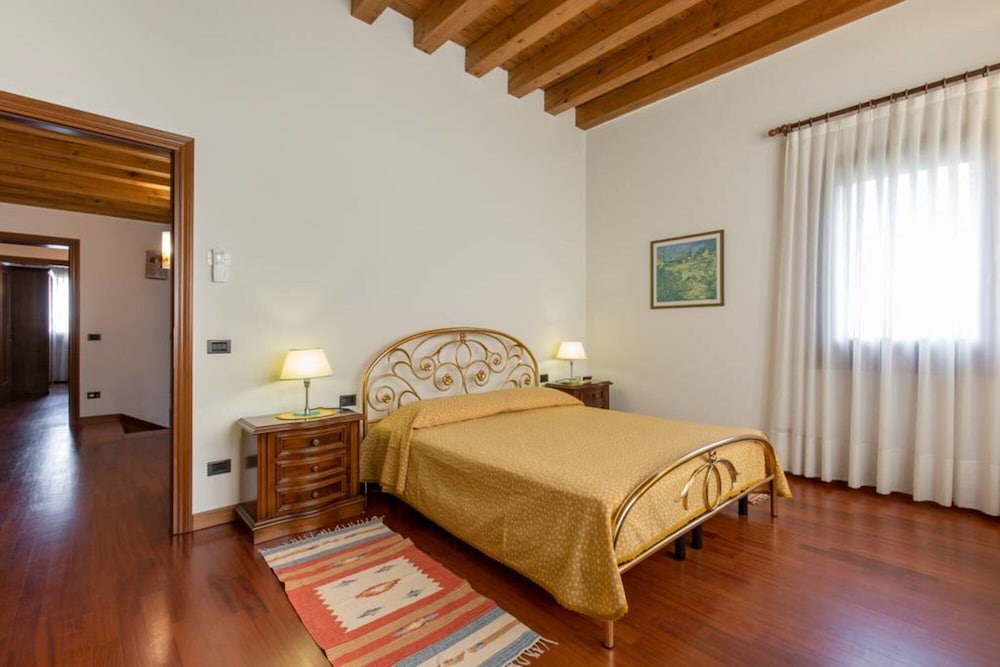 The Mulberries Three Bedroom and two Bathroom Apartment view 5