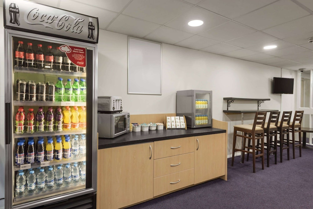 Bridgend Vacations - Days Inn by Wyndham Bridgend Cardiff M4 - Property Image 3
