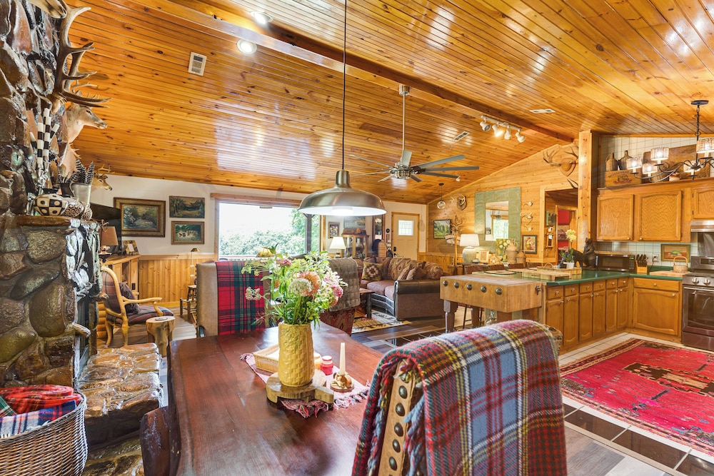 Screened Porch, Deck + Mtn Views: Andrews Retreat!